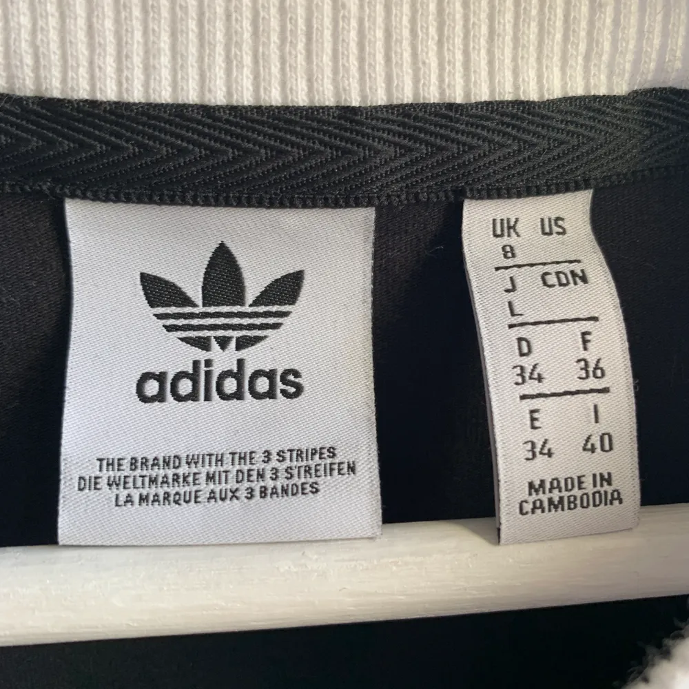 Den klassiska svarta Adidaströjan! Jätteskön, väldigt luftig och andas bra. Säljer pga att den inte används. NYPRIS: 499kr. Hoodies.