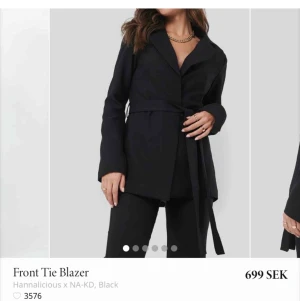 Helt ny blazer från nakd  - Säljer jättesnygg blazer från nakd då den aldrig kom till användning, endast provad. Frakten är inräknad i priset🥰