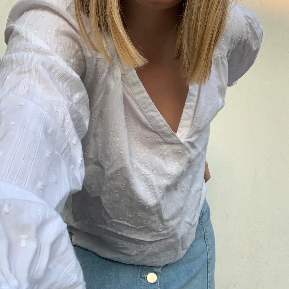 En vit blus med vita prickar - 90