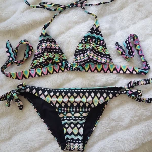 Bikini - Söt bikini. Underdelen är mer använd än överdelen, därav är den mer solblekt. Underdelen är M och överdelen S. Frakt ingår! :)