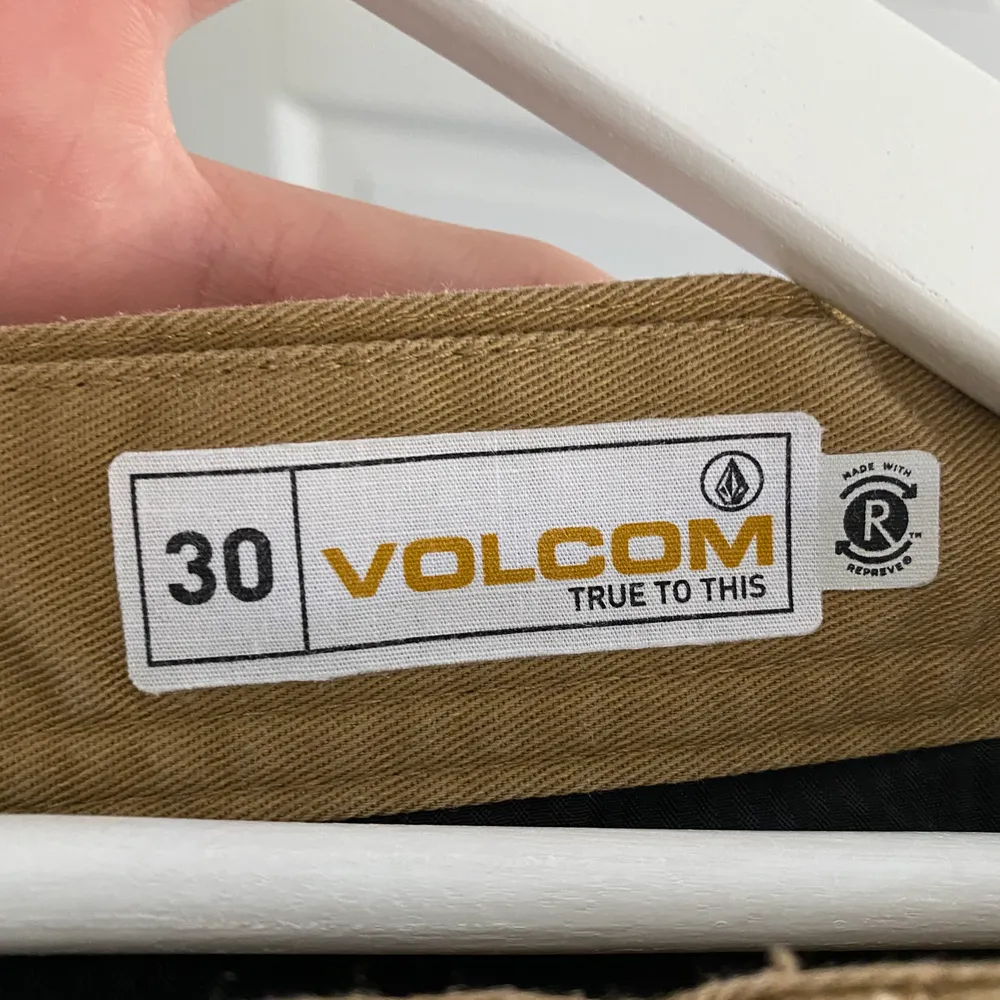 Snygga raka skate byxor från Volcom i bra skick nästan helt nya, kontakta för fler frågor:). Jeans & Byxor.