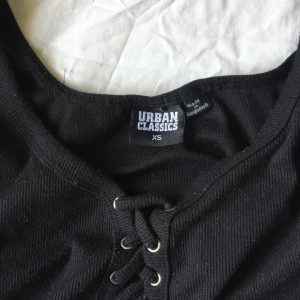 Urban Classics top - Drygt två år gammal men väldigt fint skick, köptes på junkyard- frakt igår inte!
