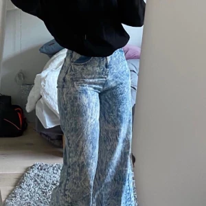 Ascoola vida jeans - Från Asos, långa och passar mig som är 173 ungefär, w28 men mer 27-26, säljer då dom är för stora för mig i midjan, använda av mig endast 2 ggr❤️ nypris runt 500