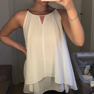 Blus - Jättefin blus som tyvärr inte kommer till användning! Kan funka som klänning på någon som är ganska kort🥰 Har ett hål (se sista bilden) därav priset, men man tänker inte på det när man har den på sig. Borde även gå att laga då det är sömmen som gått upp.