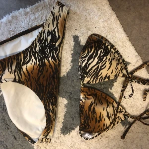 Tigerbikini  - Djur / tiger bikini . Underdel storlek 36 överdel Small. Fint skick!
