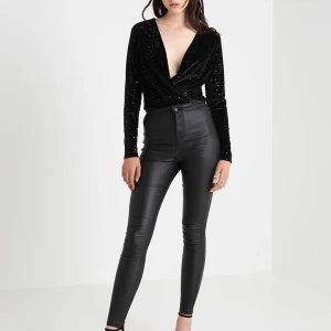 NMELLA SUPER COATED PANTS  - Säljer mina high waisted skinnbyxor från Noisy May! Använda endast en gång! Storleken är slutsåld. Kontakta för frågor eller fler bilder :) NYPRIS: 349kr
