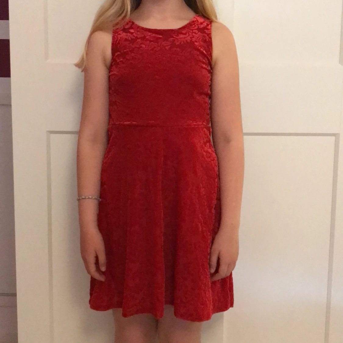 Röd klänning i strl 134/140 - 90