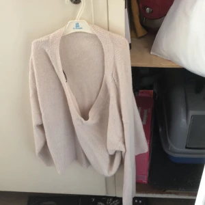 Skön tröja  - V -ringad kort mjuk långärmad tröja inte så överdrivet tjock . Bieige i färgen typ lite orange inslag . Lite oversize 💕