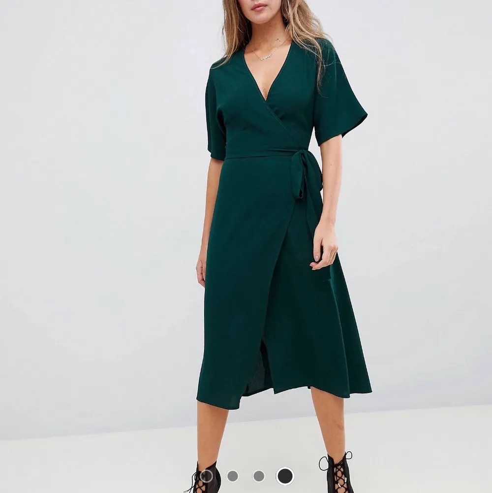 Säljer denna superfina mörkgröna klänning från Asos, storlek 34! Aldrig använd. Säljes för 150kr inkl frakt!. Klänningar.