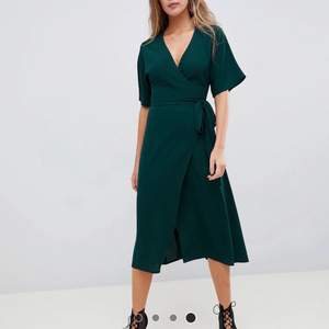 Säljer denna superfina mörkgröna klänning från Asos, storlek 34! Aldrig använd. Säljes för 150kr inkl frakt!