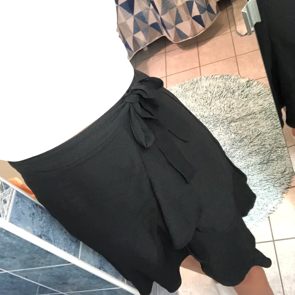 Säljer en superfin kjol med volanger, köptes förra sommaren från MQ och har endast använt kjolen ett fåtal gånger💕 ordinarie pris 600kr. Kjolar.