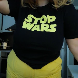 Stop wars tröja - Säljer denna feta tröjan just för att den aldrig kommer till användning! Liten i storleken!