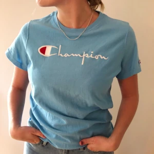 Champion tshirt i strl S/M - Superfin blå tshirt i strl M från Champion. Jag skulle säga att den även passar en S och sitter snyggt lite oversized på mig. Mycket sparsamt använd. Säljs pga flyttrensning. 🥰🥰 Älskar denna så säljs endast vid bra bud. Buda från 150kr.
