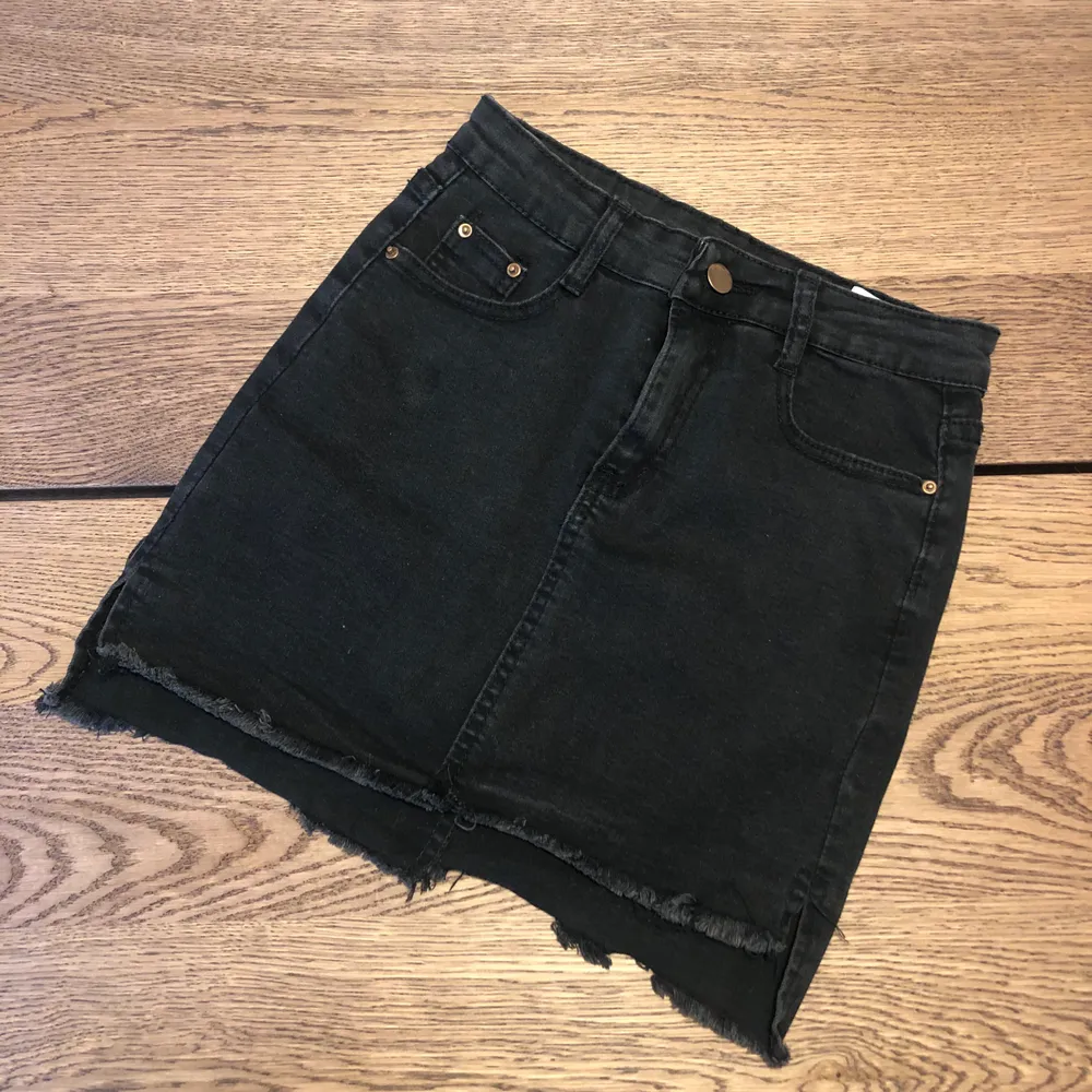 Jeans kjol i storlek XS. . Kjolar.