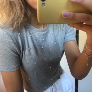 Zara tshirt - Tröja med pärlor från zara, alla pärlor sitter kvar 