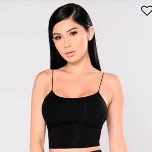 Croppad svart top fashionnova  - Ny med prislappar kvar! Ser ut som på bilden i verkligen men för liten för mig. Jättebra material. Nypris ca 160kr. Kan mötas upp i Sthlm eller så står köparen för frakten. 🌸