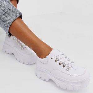 Chunky Sneakers - Coola truffle sneakers från Asos! Slutsålda på hemsidan och nypriset är 498kr. Använda men i bra skick, ena skon har dock några bitmärken från min katt där bak (se sista bilden). Frakt tillkommer och betalningen sker via Swish!