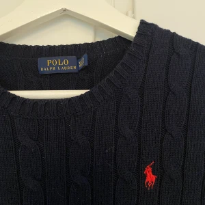 Marinblå Ralph Lauren  - Äkta marinblå Ralph Lauren tröja. Bra skick. Köparen står för frakt.