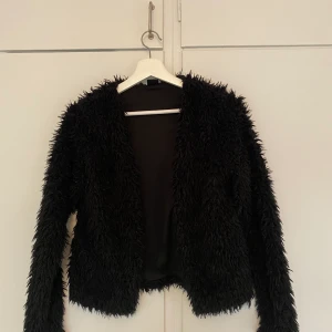Fluffig tröja - Svart fluffig tröja. Bra skick! Köparen står för frakt.