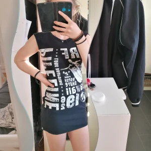 Klänning - Här är en skit cool klänning som jag sytt om från en storlek L t-shirt,, så på klänningen står det att det är storlek L men den passar en S eller XS eftersom jag sytt in den! 🌸 Köparen betalar för frakten🌸