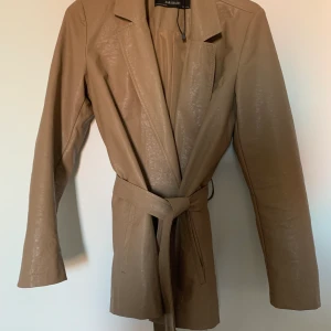 Beige skinnjacka  - Jättefin skinnjacka från zara. Aldrig använd. 