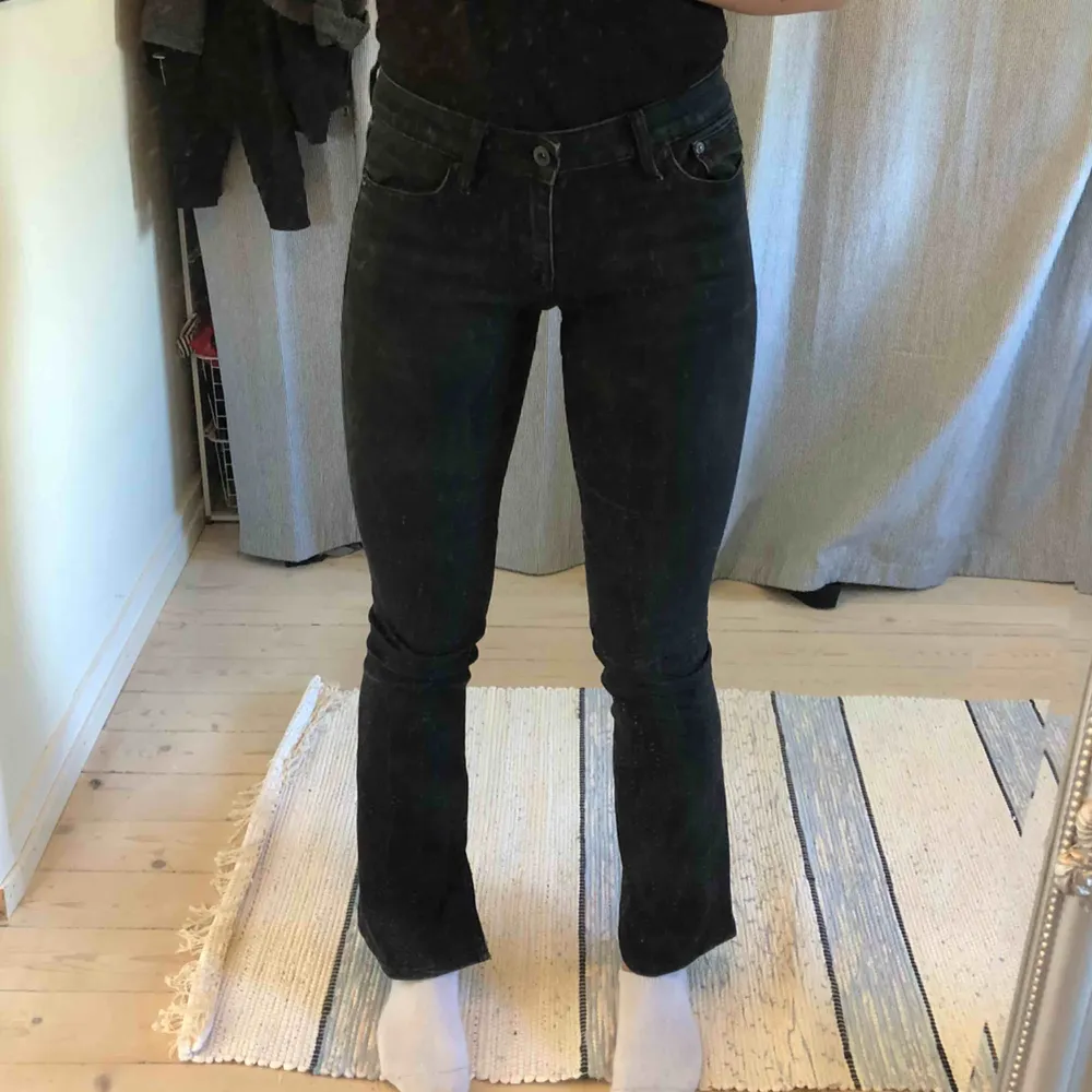 Crocker jeans, style: pep boot, fit: skinny. Sitter jätte fint på, har även gjort en egen slits ca 10 cm på insidan av byxbenen. 💙. Jeans & Byxor.