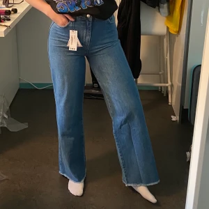 Vida jeans - Vida jeans stl. 40 från Boohoo, endast provade! Det var inte riktigt min stil och det är krångligt med retur där så tänkte kolla om någon annan är intresserad. 250:- INKLUSIVE frakt! 😄 