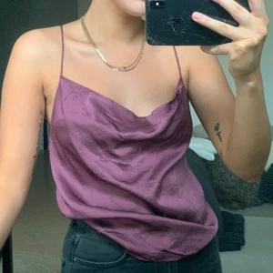 Satinlinne - Lila satinlinne från NA-KD