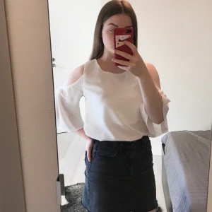 Blus - Gullig vit blus i storlek XS/34. Fint skick förutom ett litet märke i nederkanten (se bild 3). Fraktkostnad tillkommer