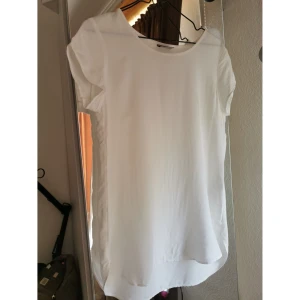Vit Blus - Vit blus från Vero moda, använd en gång. Storlek S😌obs den är lite genomsynlig! Kan fraktas, ca 33 kr