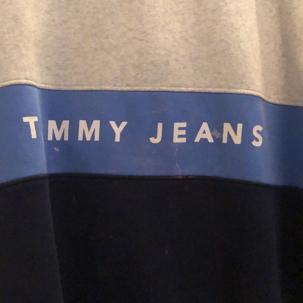 Jättecool Tommy tröja. Tycker att den är jättefin men använder tvärt inte så mkt. Råkade få färgblekning på tröjan (syns inte så mycket) som man ser på sista bilden. Nypris 1200. Huvtröjor & Träningströjor.