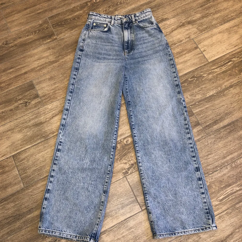 Säljer ett par skitfina mom jeans, endast använda 2 gånger💓 säljer för 520 med inkluderad frak💓helt slutsålda från alla butiker. Jeans & Byxor.
