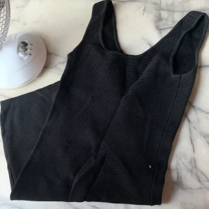 svart klänning - En svart ribbad klänning i fint material från Mango. Stl. S, använd enbart en gång, så varan är som helt ny. 