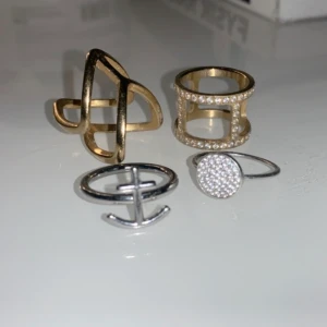 Ringar💖 - 4 jättefina ringar, 2 guldiga och 2 silvriga💖💖💖 alla 4 för 100kr❤️