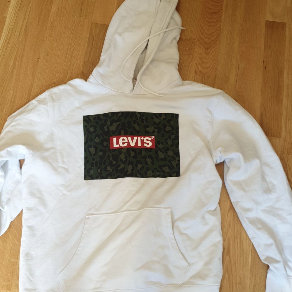 Säljer min knappt använda Levi's hoodie. Skick 9/10 Köpare står för frakt. (Tar gärna emot bud). Huvtröjor & Träningströjor.