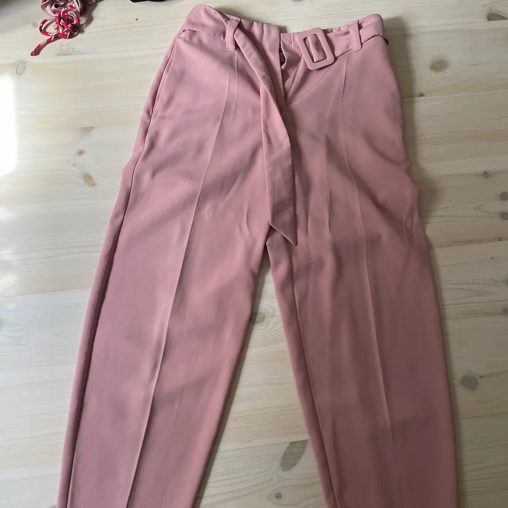 Rosa skitsnygga kostymbyxor från TopShop. Använda 2 gånger.. Jeans & Byxor.
