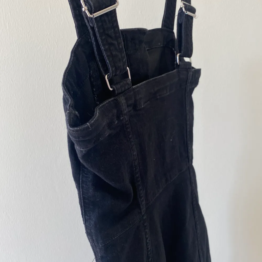 Svart jeansklänning från Hm Stl 34! Bara provad hemma 😄 köparen står för frakt💕. Klänningar.