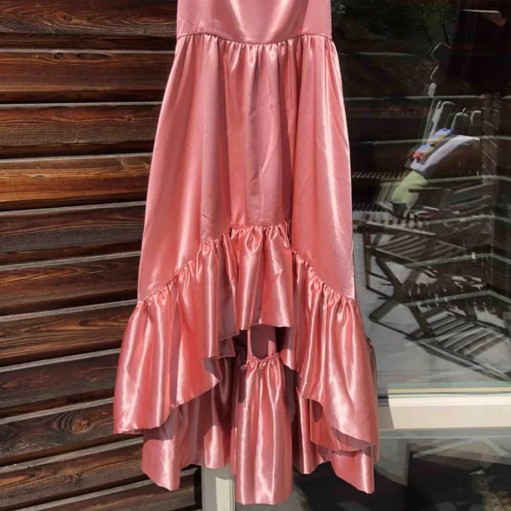 Världens finaste rosa klänning i storlek 34💘 Den är från Gina Tricots exclusive collection och är använd en gång. Tyvärr har den två svarta små streck på sidan men de syns knappt💕 . Klänningar.