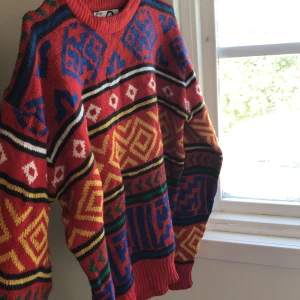 stickad tröja från urbanoutfitters - Stickad tröja i storlek M. Säljer då jag inte funnit ett tillfälle för användning. Bra skick, aldrig använt!❤️👍🏻