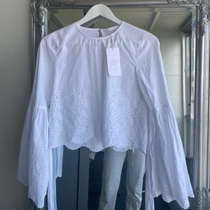 Topp Zara - Något croppad blus från Zara, endast provad med lapp kvar! Köparen står för ev frakt🌸