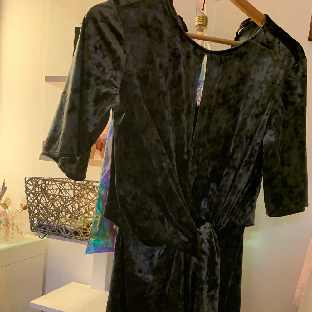 En sammet klännig från London zara,knytning där fram,väldigt bra skick använd två gånger:)köparen står för frakt,nypris 399 . Klänningar.
