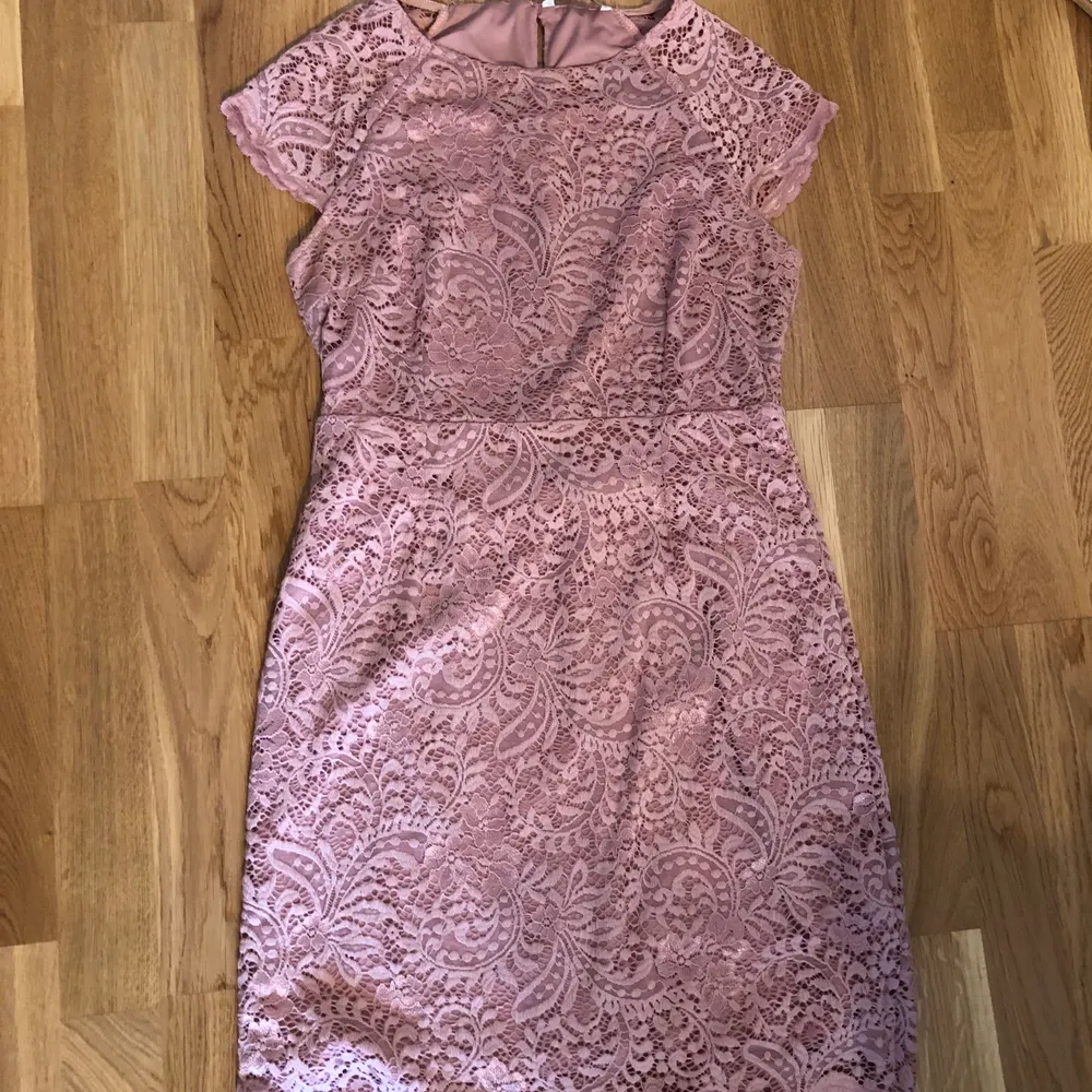 Endast använd 1 gång. En rosa spets klänning med stretch i. Den är bra i passformen och anledningen till att jag säljer den är då den inte passar längre. Köparen står för frakt, obs frakt ej medräknat i priset. Förhandlingsbart pris. Klänningar.