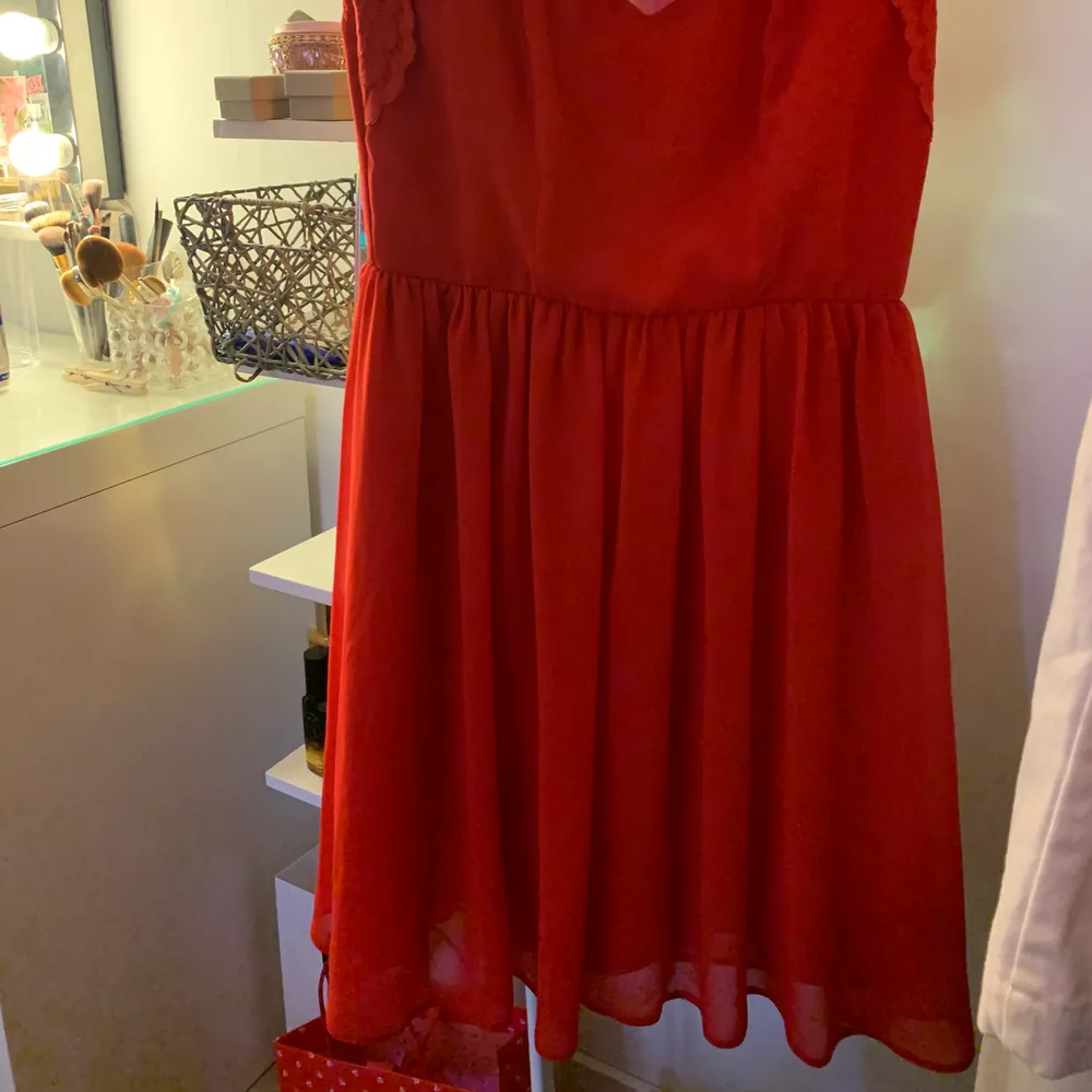 En perfekt röd klännig som kan användas till jul eller nu i sommar,:)köparen står för frakt . Klänningar.