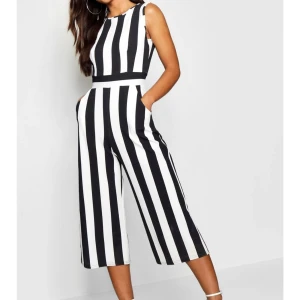 Jumpsuit  - En elegant jumpsuit som aldrig har använts pga att den inte passar 💔 Köpt på Boohoo. Priset kan diskuteras och byte är möjligt! 