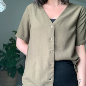 Grön blus  - Grön skjortblus, knappt använd. 