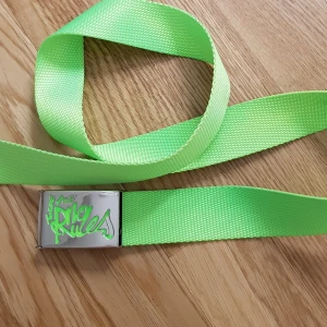 neon - neon grönt bälte. otroligt coolt! frakt tillkommer på 22kr 💫