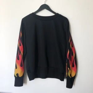 🔥 Flameströja 🔥 - Långärmad tröja med flames på armarna. Några noppror vid muddarna längst ut på armarna, men inget man lägger märke till. Fråga om du undrar något. Frakt tillkommer.