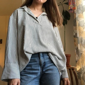 Randig skjorta - Randig flowig skjorta. Frakt tillkommer.