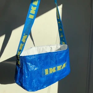 IKEABAG  - Vi är tillbaka med våra egensydda ike&a-bags! Denna unika väska har måtten 25x14 cm och är gjord med mycket kärlek✨inkluderad frakt! Hör av dig till oss vid intresse<3