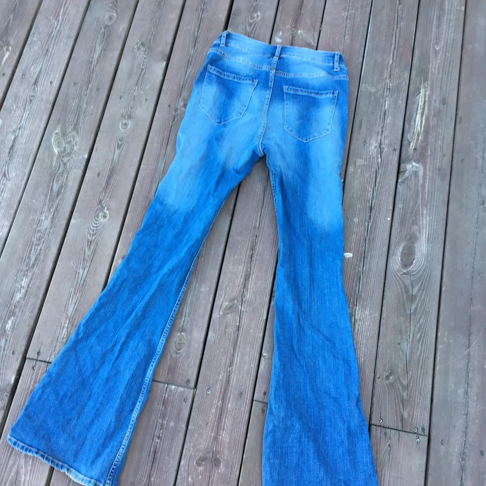 Mycket snygga jeans i bra skick. Tyvärr är benen för långa för mig (är 167 cm). Jeans & Byxor.